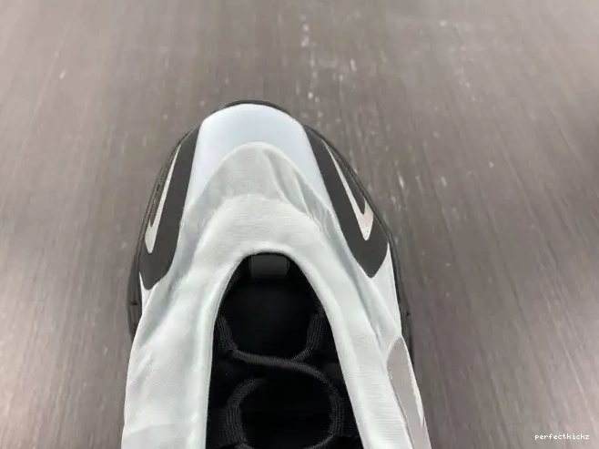Adidas Yeezy 700 Tint Boost GZ0711 Blue MNVN 0703